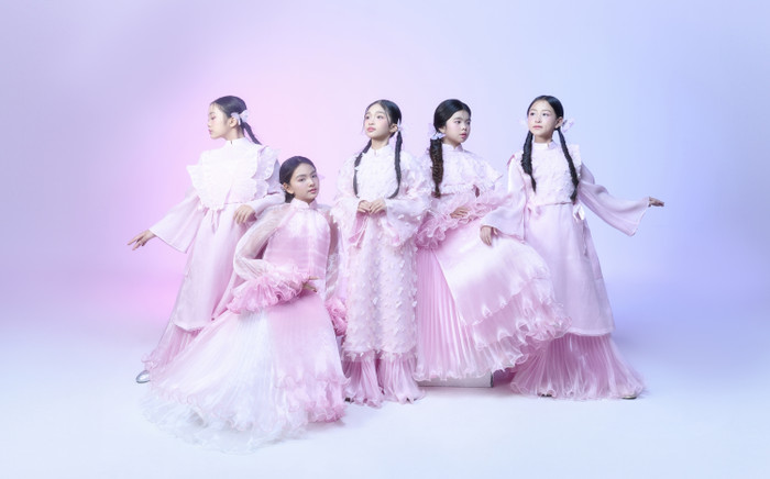 Nhà thiết kế Nguyễn Minh Công mang cảm hứng dân gian vào trang phục trẻ em Ảnh 2