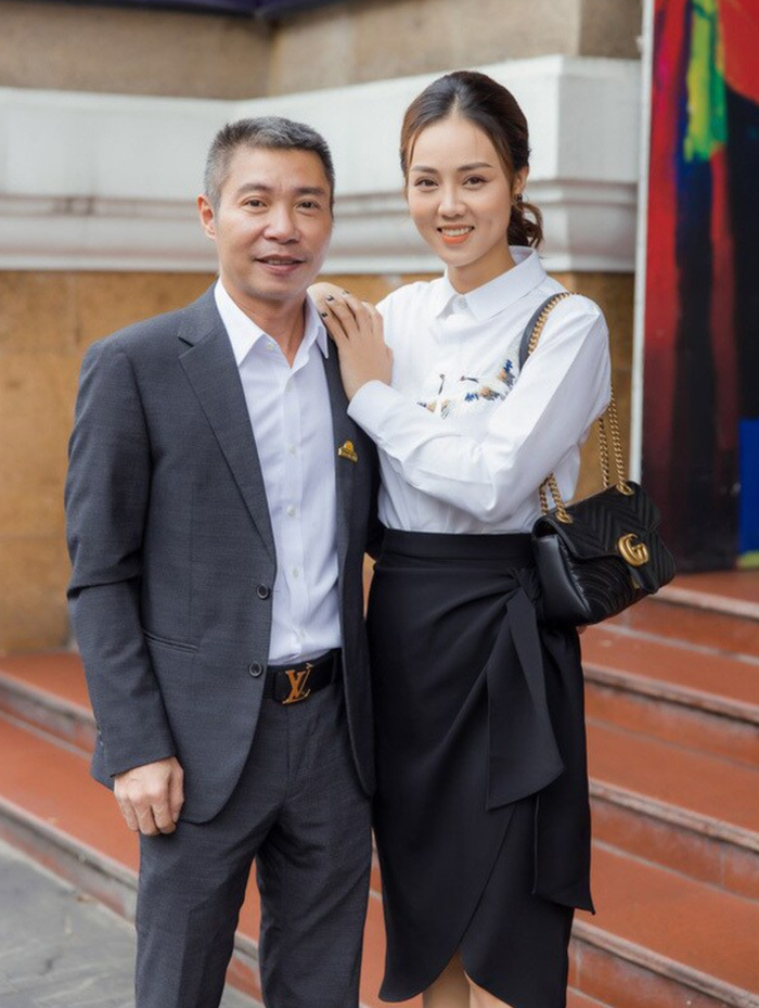 Vượt qua mọi sóng gió, vợ Công Lý vẫn luôn đồng hành, hết mực chăm sóc chồng. (Ảnh: FBNV)