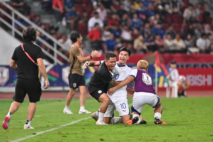 Kristensen có bàn thắng rút ngắn tỷ số 1-2 cho Philippines. Ảnh: FAT