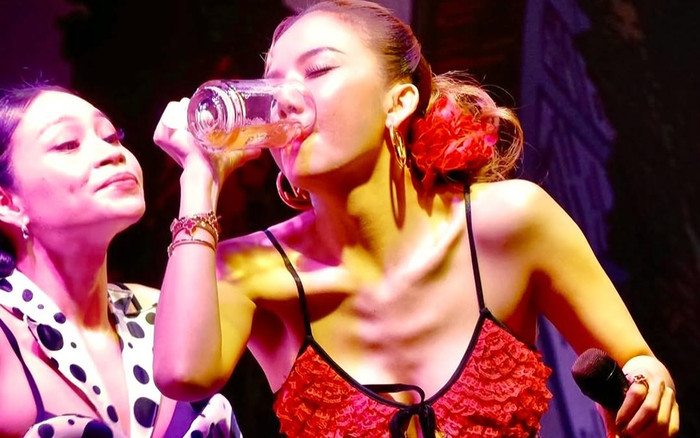 Nữ ca sĩ đi diễn, bị ép uống rượu để nhận 3 triệu tiền boa Ảnh 2