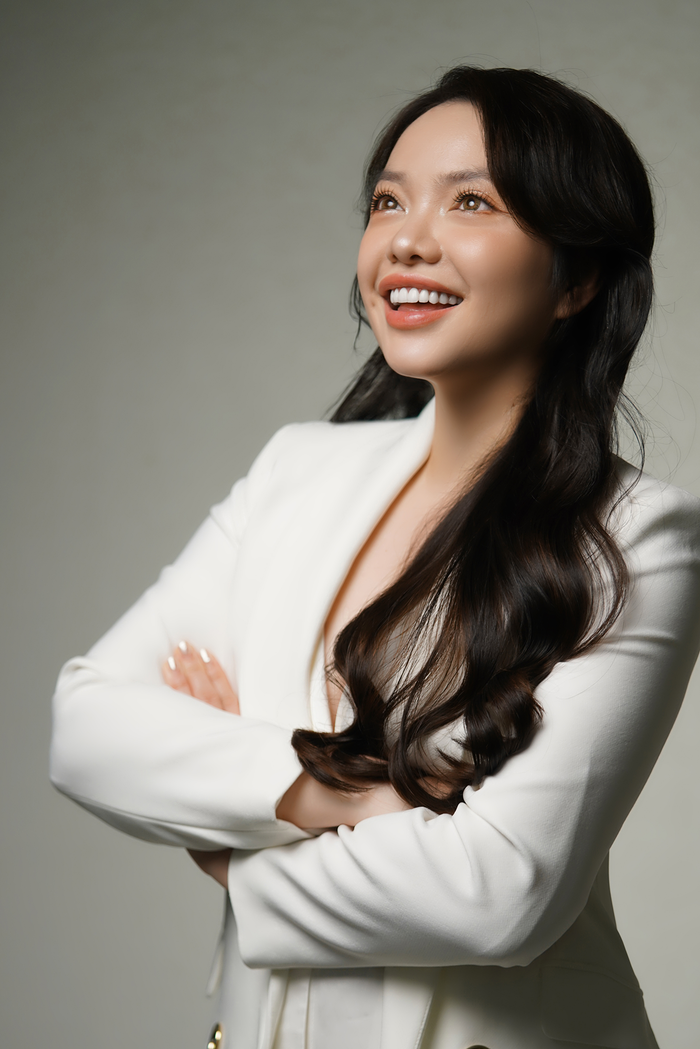 Nhan sắc ngày càng thăng hạng của Hồng Kim Hạnh nhận được nhiều lời khen. (Ảnh: FBNV)