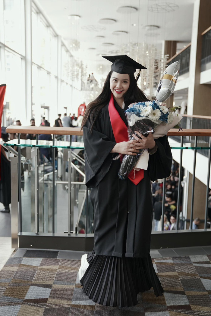 Hồng Kim Hạnh rạng rỡ trong lễ tốt nghiệp hồi tháng 6 ở Canada. (Ảnh: FBNV)