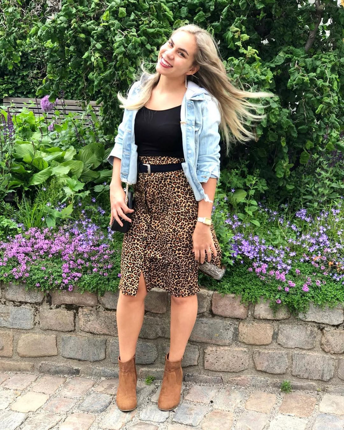 Ngoài những hoạ tiết hoa nhí, Marcele Seippel còn thử sức với thiết kế váy áo da beo ấn tượng. Cô phối item này với áo ôm sát, áo khoác jean và giày. Tổng thể outfit của vợ Nguyễn Xuân Son toát lên tinh thần cá tính nhưng không kém phần phóng khoáng, bụi bặm. (Ảnh: FBNV)