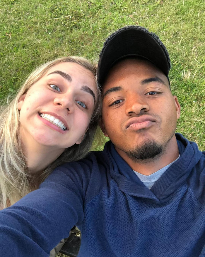 Nguyễn Xuân Son hiện là cầu thủ nhận được sự quan tâm của đông đảo người hâm mộ bóng đá sau những dấu ấn đặc biệt trên sân cỏ. Phía sau những màn cạnh tranh hừng hực của anh còn có một phần tiếp sức và ủng hộ của người vợ Marcele Seippel. Sự xuất hiện của nàng WAGs trên hàng ghế cổ động viên nhanh chóng trở thành đề tài được bàn luận khắp các diễn đàn mạng xã hội. (Ảnh: FBNV)