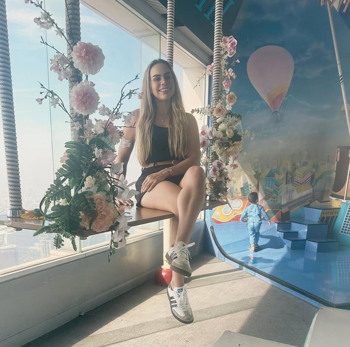 Vợ Nguyễn Xuân Son là người Brazil. Theo một số nguồn tin, cô sinh năm 1999, kém chồng 2 tuổi. Marcele Seippel gây chú ý với nụ cười rạng rỡ cùng phong cách thời trang tôn vóc dáng phồn thực. (Ảnh: FBNV)