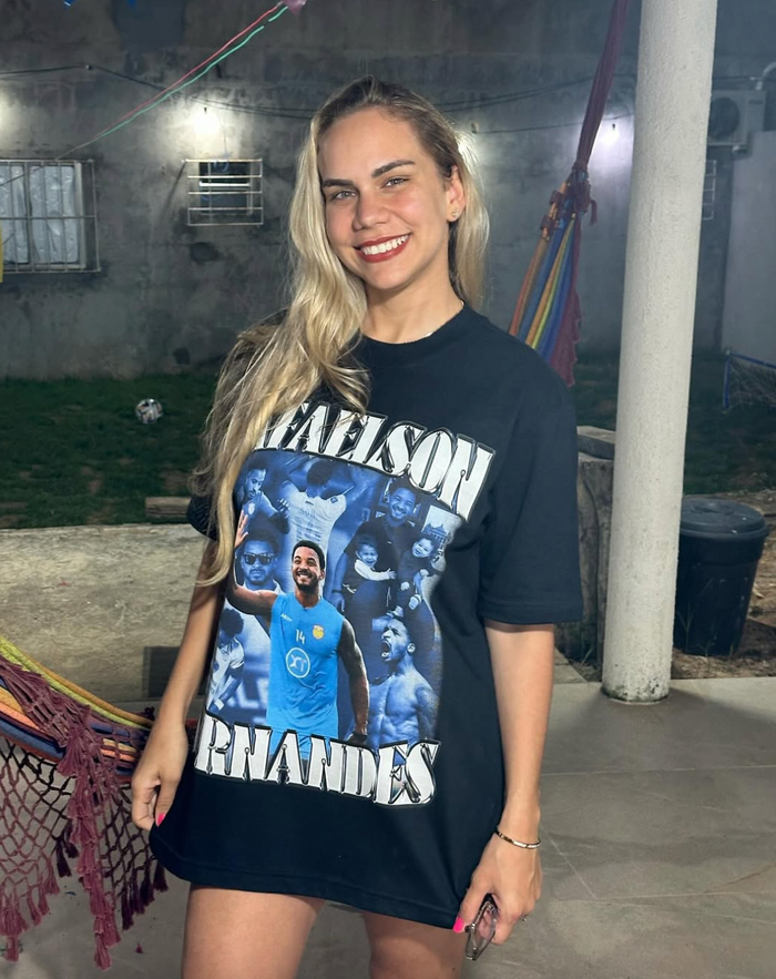 Ở đời thường, vợ Nguyễn Xuân Son kết thân với những item thời trang cơ bản. Đơn cử áo thun form rộng, quần short... Cô kết hợp hai item này thành kiểu ăn mặc giấu quần, toát lên tinh thần cá tính, tràn đầy năng lượng. (Ảnh: FBNV)