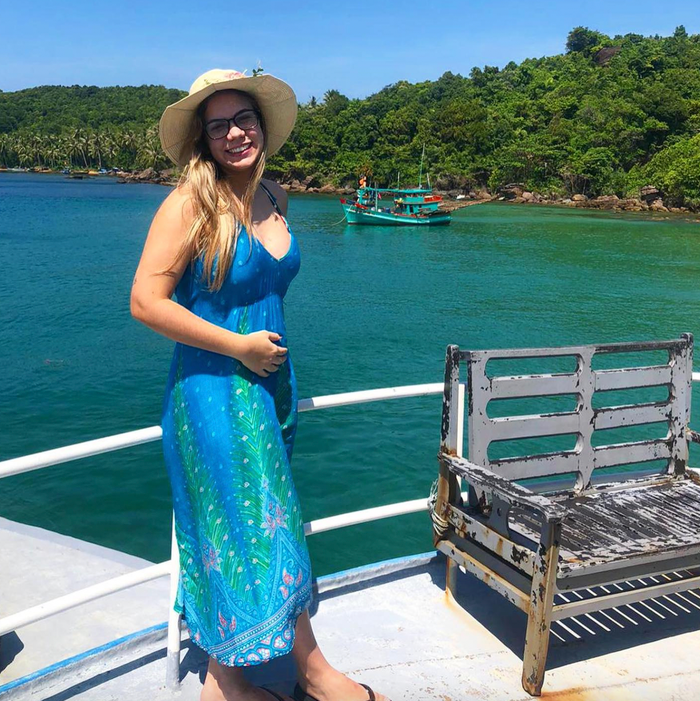 Ngay cả ở những thời điểm mang thai, vợ Nguyễn Xuân Son cũng không ngần ngại khoác lên người những mẫu váy áo dáng dài, điểm nhấn là đường xẻ sâu, khoe khéo 'gò bồng đảo' đẫy đà, nóng bỏng. Không những vậy, Marcele Seippel còn nhận nhiều lời ngợi khen với thần sắc rạng rỡ, tươi tắn dù vòng hai lớn vượt mặt. (Ảnh: FBNV)