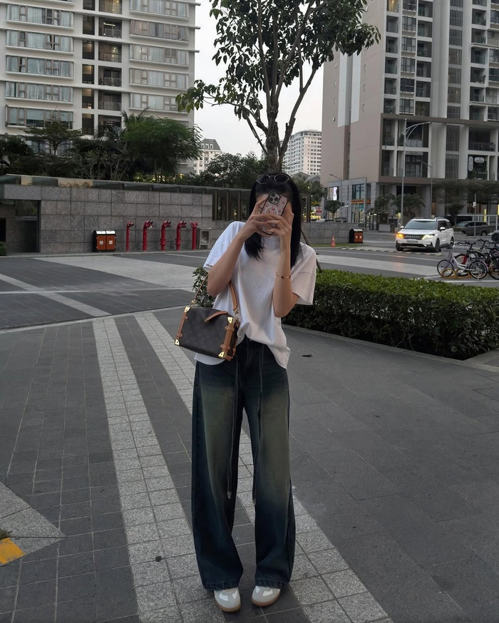 Hoa hậu Kỳ Duyên mang mẫu túi xách gần 100 triệu đồng xuống phố. (Ảnh: FBNV)