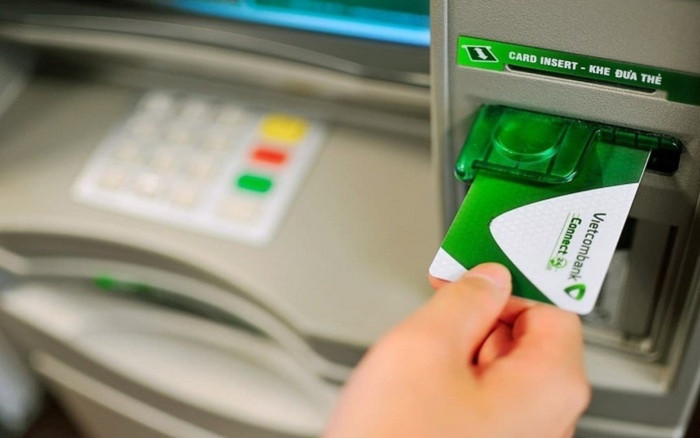 Thủ đoạn mới chiếm đoạt tiền trong thẻ của người dân khi đi rút tiền tại cây ATM Ảnh 2