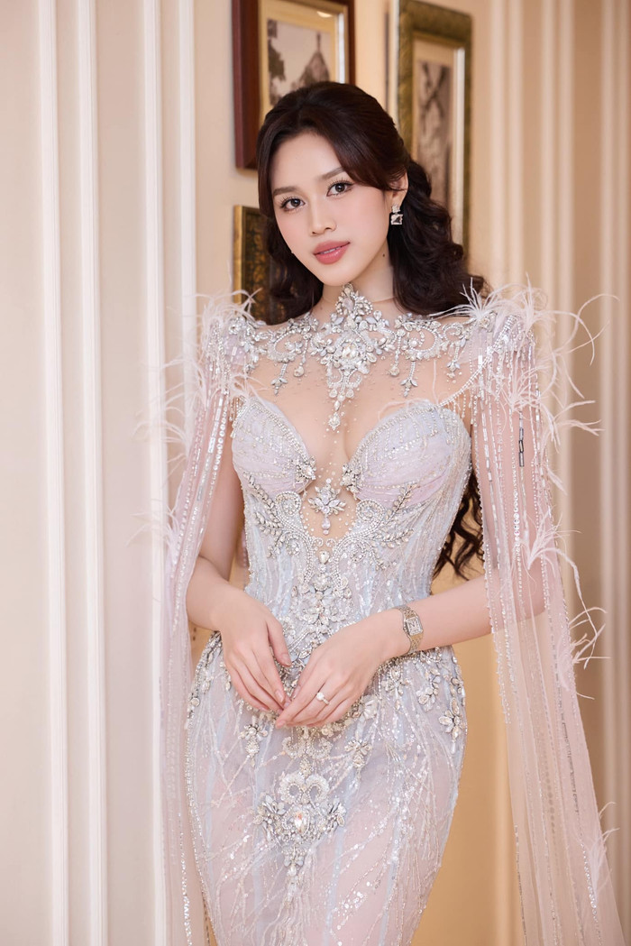 Giữa nhiều đồn đoán, Hoa hậu Đỗ Thị Hà cho biết, đây chưa phải thời điểm thích hợp để công bố chuyện kết hôn. (Ảnh: FBNV)