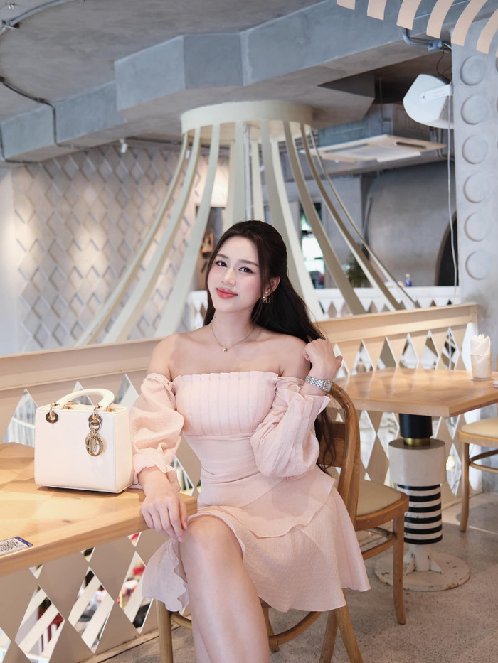 Sau 4 năm đăng quang, Hoa hậu Đỗ Thị Hà có cuộc sống sang chảnh, giàu có không thua kém bất kì mỹ nhân Vbiz nào. (Ảnh: FBNV)