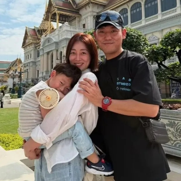 Kang Ko, 43 tuổi, và vợ Jin Lee Seon, 37 tuổi, cùng con trai đã thiệt mạng trong vụ rơi máy bay. Ảnh: Instagram/kkangkko