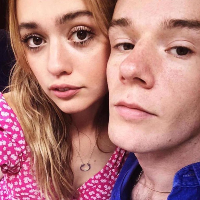 Connor Swindells và Aimee Lou Wood đẹp đôi từ phim đến đời thực.