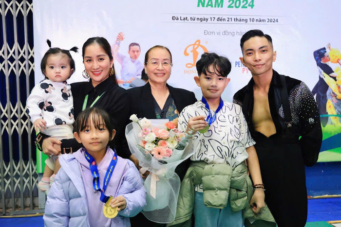 Khánh Thi buồn vì không thể thường xuyên công khai chúc mừng khi con giành chiến thắng. Ảnh FBNV