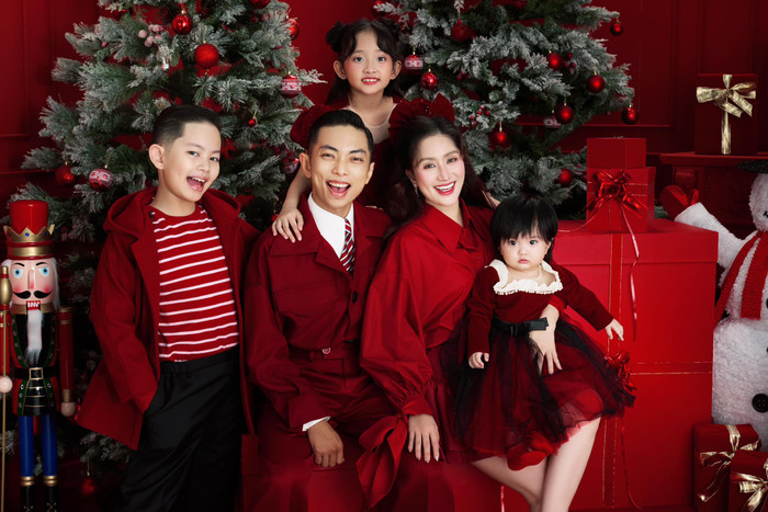 Vợ chồng Khánh Thi có cách giáo dục con khá đặc biệt. Ảnh FBNV