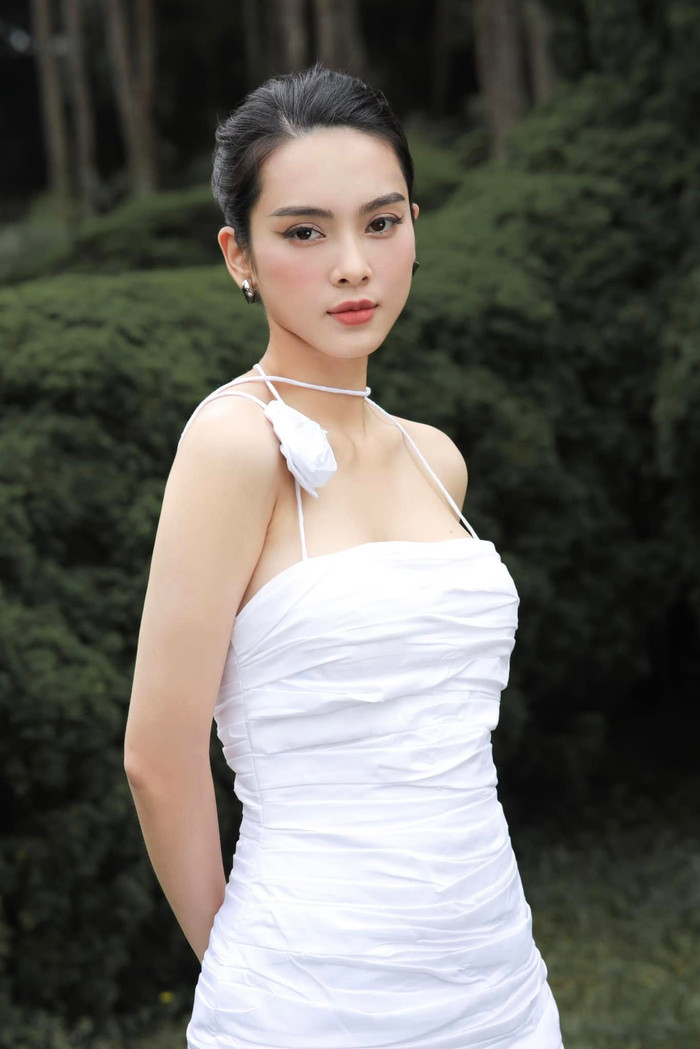 Quỳnh Lương có con khi đang ngồi trên ghế nhà trường. Ảnh: FBNV