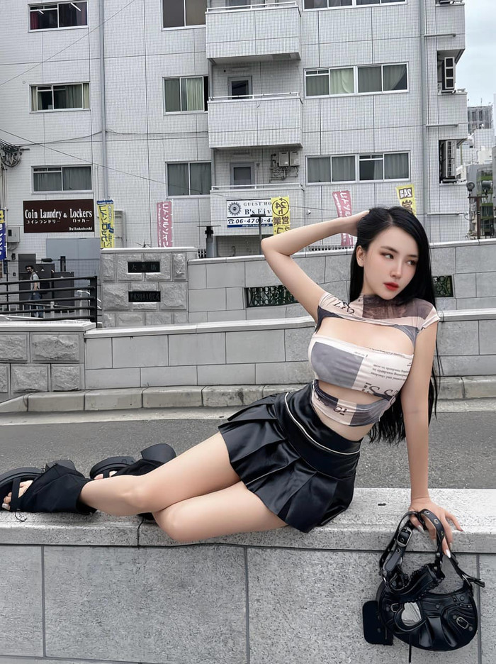 Những chiếc váy ôm sát hay crop top khoét sâu không chỉ tôn vinh lợi thế vóc dáng mà còn khẳng định phong cách gợi cảm đầy cá tính của bà xã Khắc Việt. 