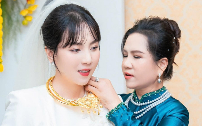 MC Mai Ngọc được mẹ chồng đeo vàng nặng trĩu cổ, nhan sắc đốn tim dân mạng Ảnh 2