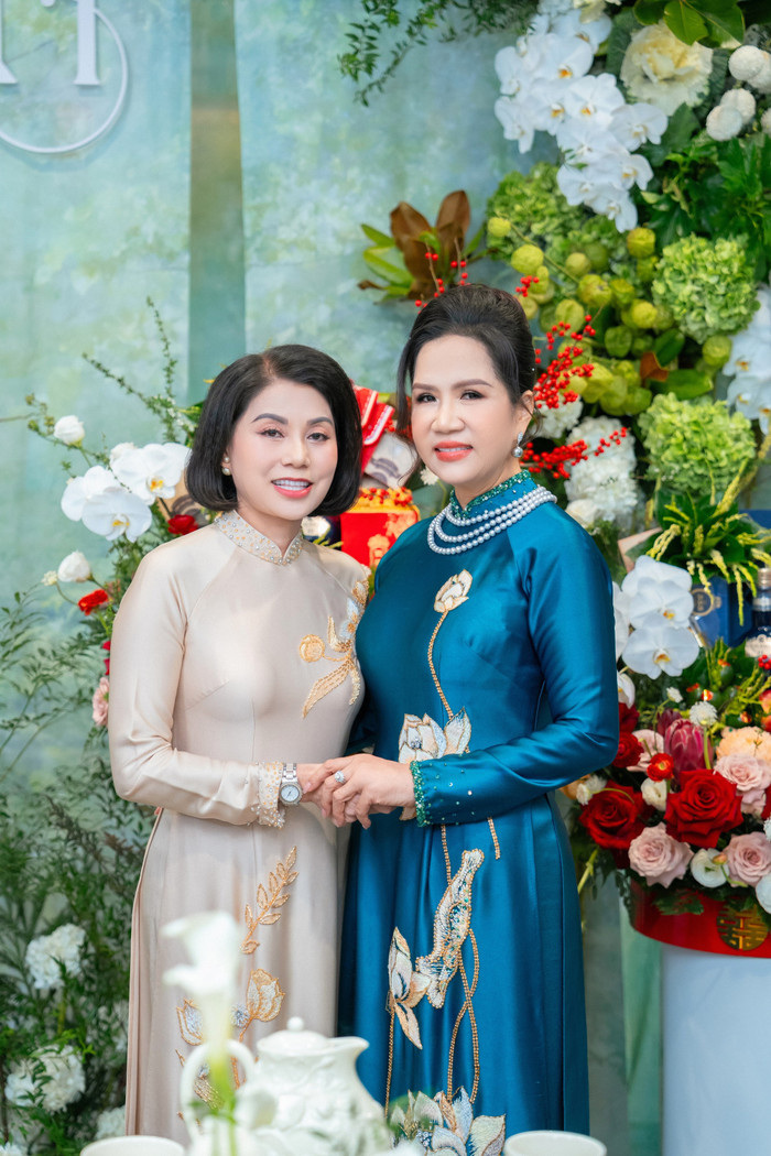 Mẹ chồng nắm tay mẹ ruột Mai Ngọc.