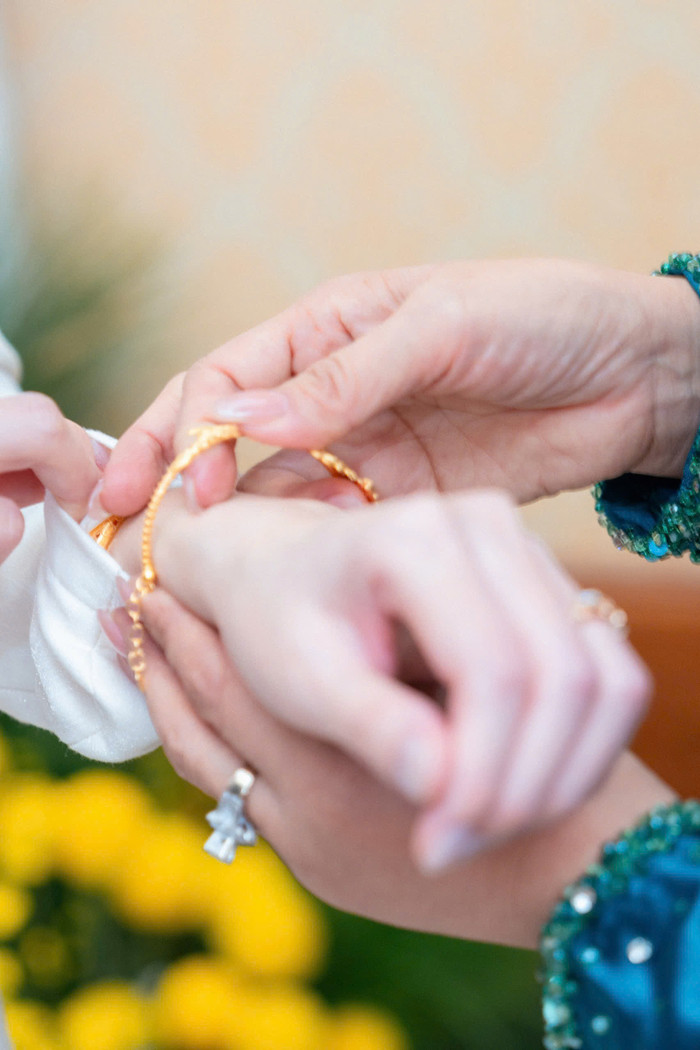 MC Mai Ngọc được mẹ chồng trao vàng cưới nặng trĩu cổ.