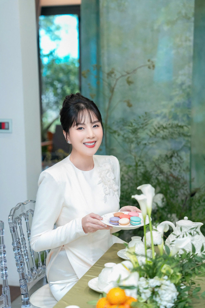 MC Mai Ngọc đẹp rạng ngời trong lễ ăn hỏi. 