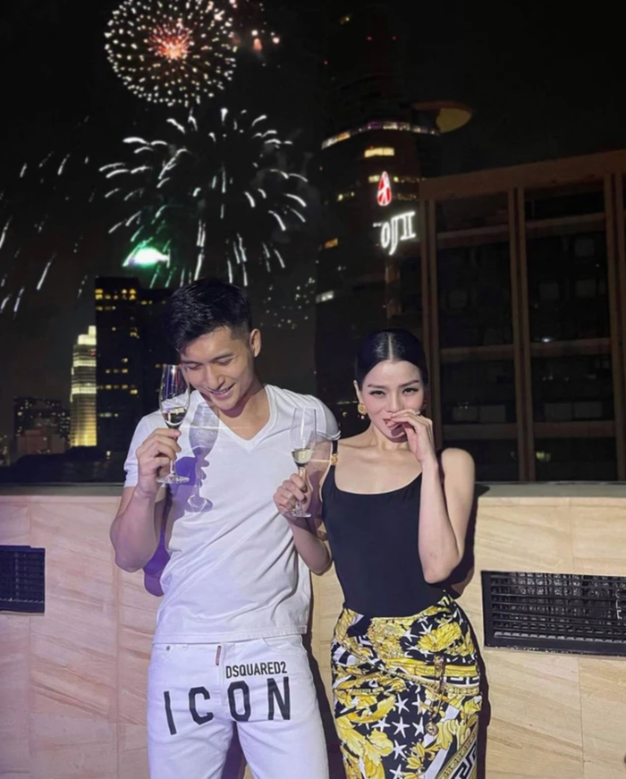 Bức ảnh xác nhận đang hẹn hò của Lệ Quyên và Lâm Bảo Châu vào ngày 1/1/2021. (Ảnh: FBNV)