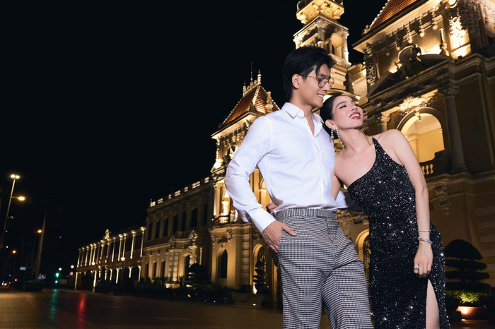 Cặp đôi luôn dành cho nhau những cử chỉ ngọt ngào, lãng mạn trong suốt 4 năm bên nhau. (Ảnh: FBNV)