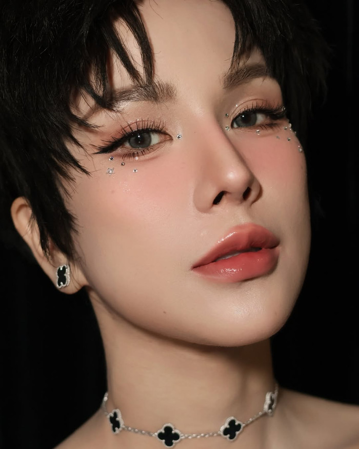 Trái với mái tóc cá tính, Diệp Lâm Anh lại 'trưng dụng' phong cách trang điểm ngọt ngào, theo tông màu hồng đào. (Ảnh: FBNV)