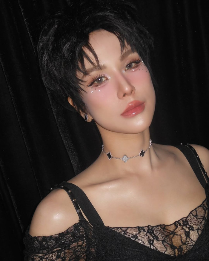 Diệp Lâm Anh đăng tải hình ảnh mới, gây chú ý với diện mạo lạ lẫm cùng mái tóc tém sát gương mặt. (Ảnh: FBNV)