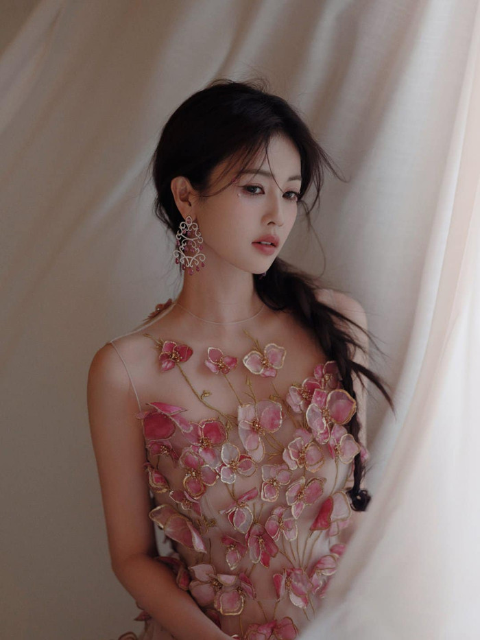 Nữ diễn viên được ví như một nàng công chúa, khi kết hợp thêm khuyên tai bản to, được thiết kế tinh xảo. Phần tóc được buộc gọn sang một bên giúp gương mặt Bạch Lộc thêm phần bừng sáng.