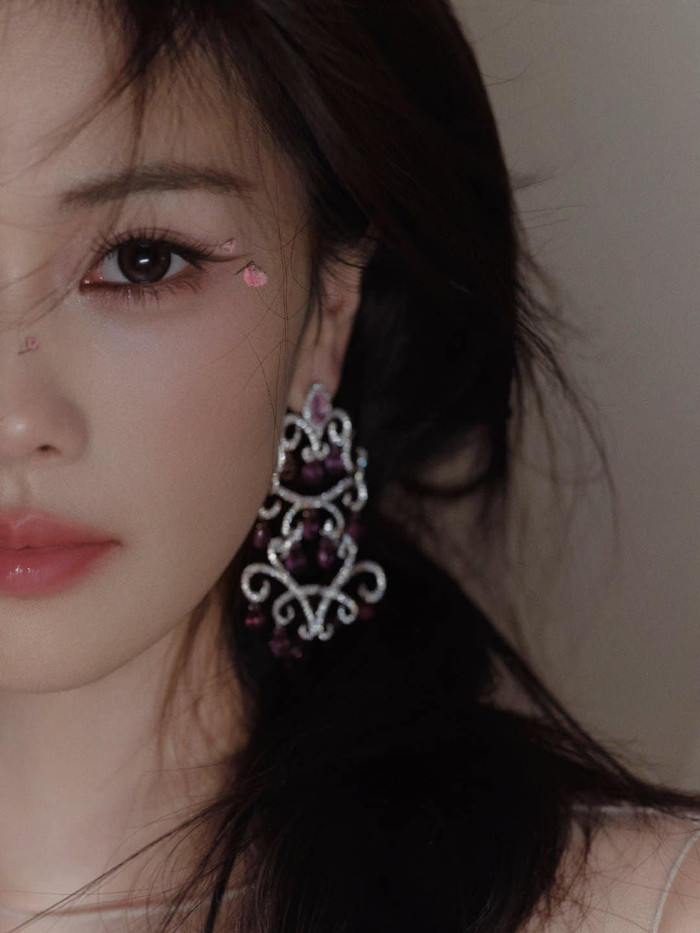 Ở các góc máy cận, Bạch Lộc để lộ lớp trang điểm nhẹ nhàng, khoe khéo ngũ quan hoàn hảo trên gương mặt. Đặc biệt, làn da trắng mịn, ít khuyết điểm của cô nàng được netizen khắp nơi 'xin vía' nườm nượp.