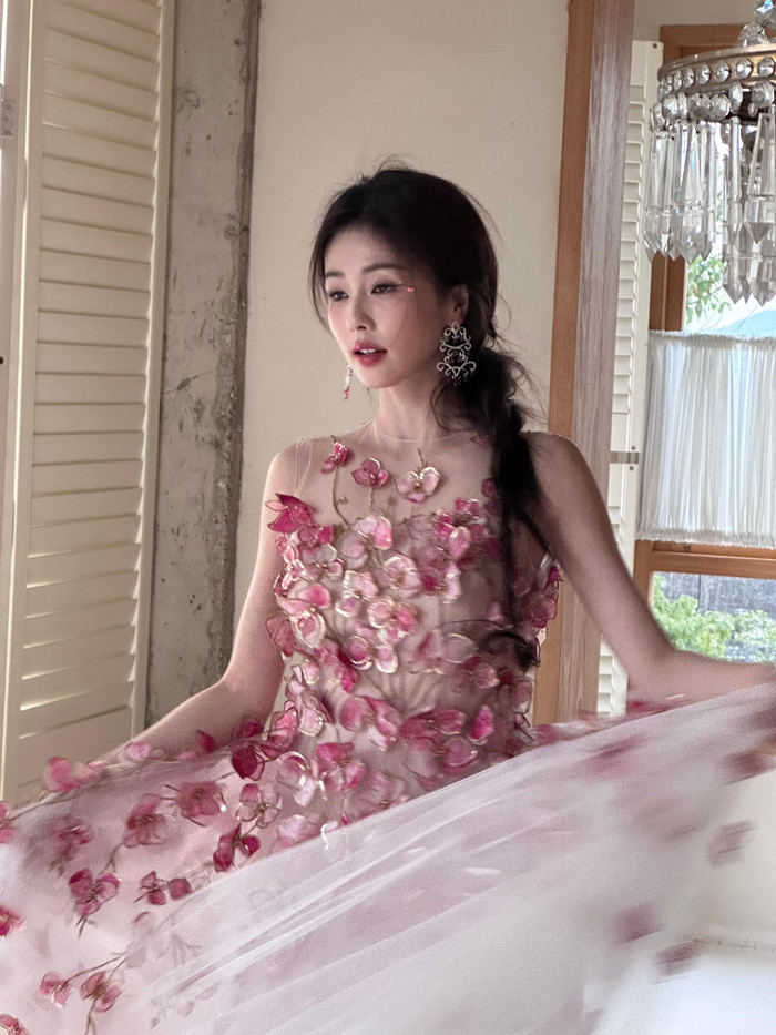 Trong những hình ảnh hậu trường của buổi quay chụp, Bạch Lộc vẫn rất xinh đẹp, khí chất qua cam thường chưa chỉnh sửa. Điều này minh chứng cho nhan sắc tự nhiên, ngầm đập tan tin đồn dao kéo của sao phim Trường Nguyệt Tẫn Minh.