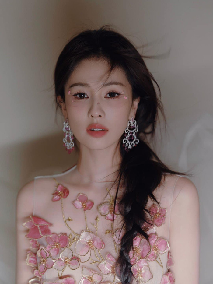 Bạch Lộc sẽ xuất hiện tại sự kiện mừng năm mới của đài Chiết Giang cùng nhiều nghệ sĩ nổi tiếng Cbiz. Trong những hình ảnh nhá hàng được chia sẻ, nữ diễn viên diện đầm xuyên thấu, đính hoa nổi tone hồng đẹp mắt. Thiết kế nửa kín nửa hở giúp Bạch Lộc thêm phần nữ tính, quyến rũ.