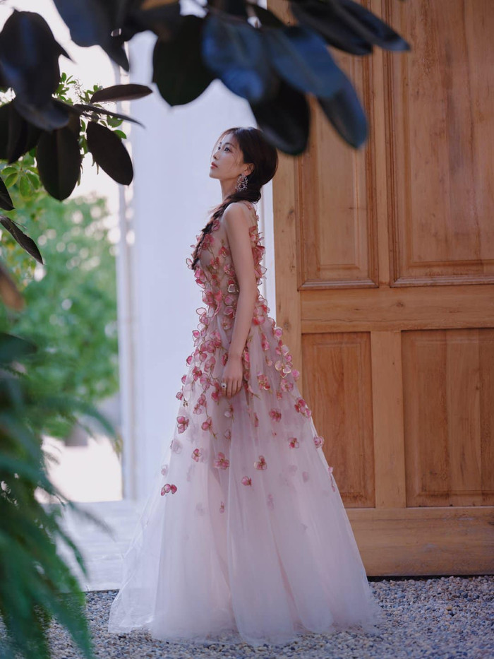 Tạo hình mới của Bạch Lộc nhận mưa lời khen từ cộng đồng mạng. Nữ diễn viên được khen ngày một thăng hạng nhan sắc so với hồi mới vào nghề. Còn nhớ trước đây, Bạch Lộc bị xếp vào BXH 'tứ đại xấu nữ' của Cbiz, nhưng hiện tại, netizen cho rằng danh hiệu đó không còn phù hợp nữa.