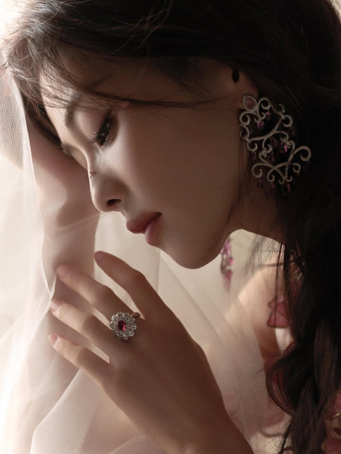 Bên cạnh truyền hình, Bạch Lộc còn tích cực tham gia các chương trình giải trí, sự kiện thời trang, làm đẹp. Ở mỗi lần như vậy, nữ diễn viên luôn mang đến hình ảnh tích cực, nhan sắc xinh đẹp vạn người mê.