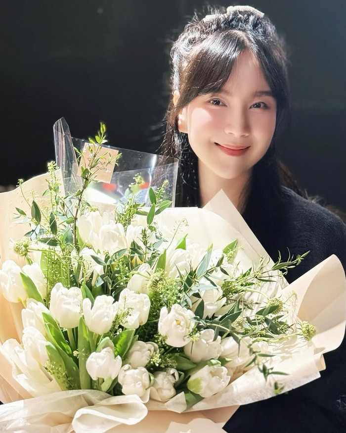 Vừa qua, MC Mai Ngọc bất ngờ thông báo chuyện kết hôn lần 2, chính thức tìm được 'bến đỗ' mới sau khi trải qua biến cố về tình cảm. Theo nguồn tin của Tiền Phong, Mai Ngọc đang mang bầu ở những tháng đầu tiên với chồng thứ hai.