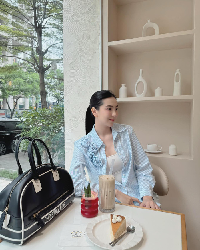 Để tăng thêm phần sang chảnh, MC Mai Ngọc không quên phối cùng những món phụ kiện hàng hiệu. Dạo quanh những thước ảnh được đăng tải trên trang cá nhân, dễ có thể thấy bộ sưu tập túi hiệu của nữ MC có khá nhiều mẫu mã đến từ các 'nhà mốt' đình đám trên thế giới. (Ảnh: FBNV)