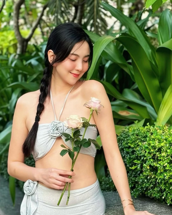 Những mẫu bikini khó nhằn với đường cắt xẻ cũng dễ dàng được MC Mai Ngọc 'cân trọn'. (Ảnh: FBNV)