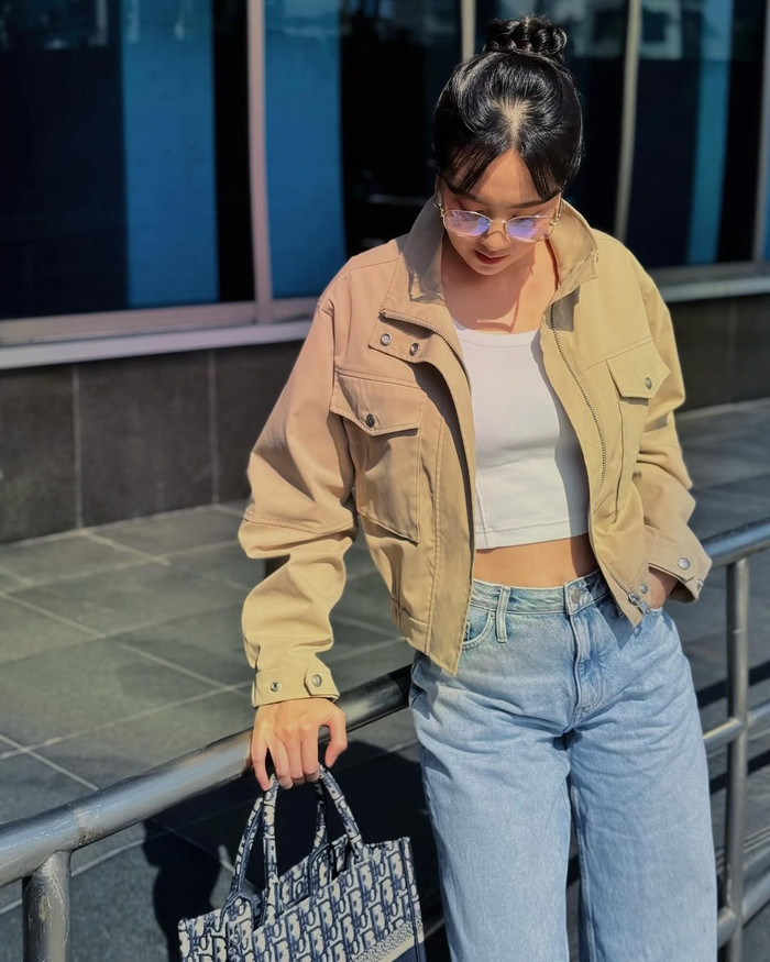 Trước đó, MC Mai Ngọc không ngần ngại diện những thiết kế thời trang dáng ngắn, khoe khéo những ưu điểm về hình thể. Xuống phố dạo chơi, nữ MC 'trưng dụng' bản phối với áo croptop và quần jean ống suông. Bản phối này tôn lên vòng eo nhỏ xíu, săn chắc của MC Mai Ngọc. (Ảnh: FBNV) 