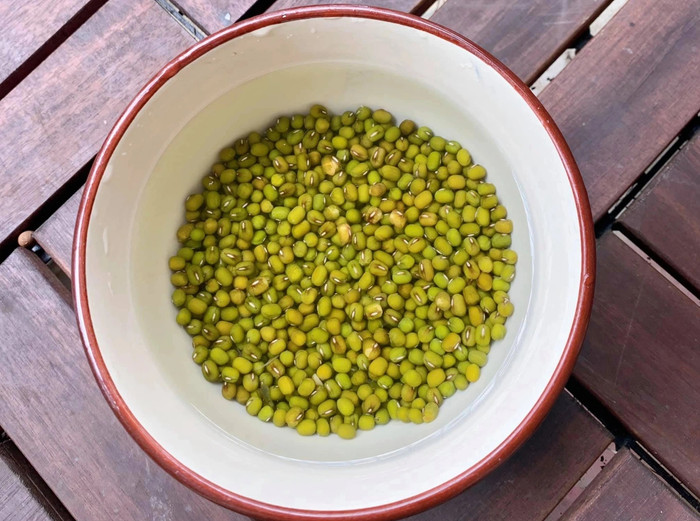 Ngâm đậu trong nước ấm có nhiệt độ từ 40 đến 50 độ C. Ảnh: Dân Trí