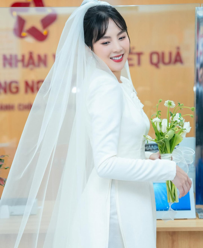 MC Mai Ngọc đẹp rạng rỡ trong bộ áo dài cưới. Ảnh FBNV