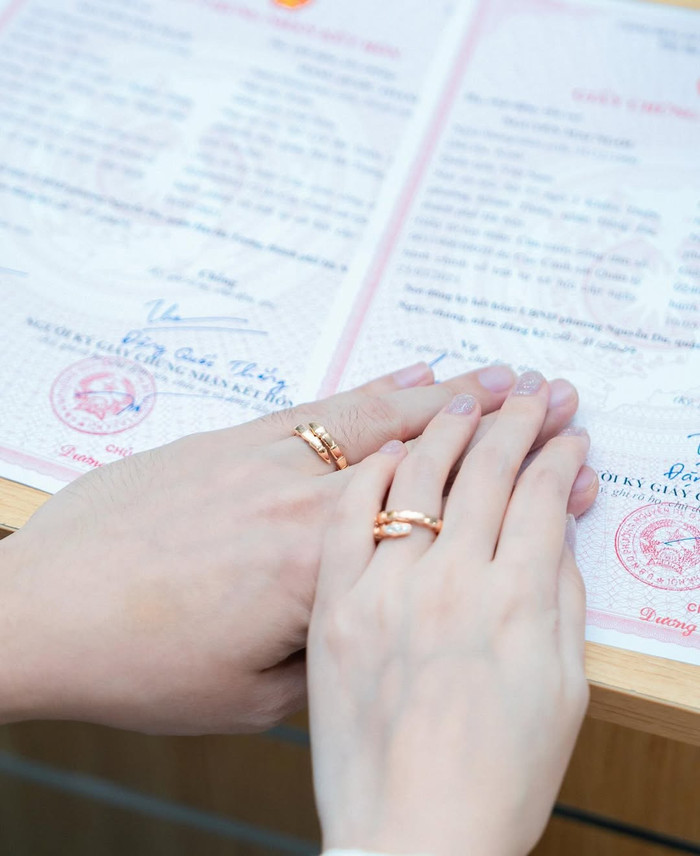 MC Mai Ngọc khoe cận cặp nhẫn cưới đắt đỏ. Ảnh IGNV