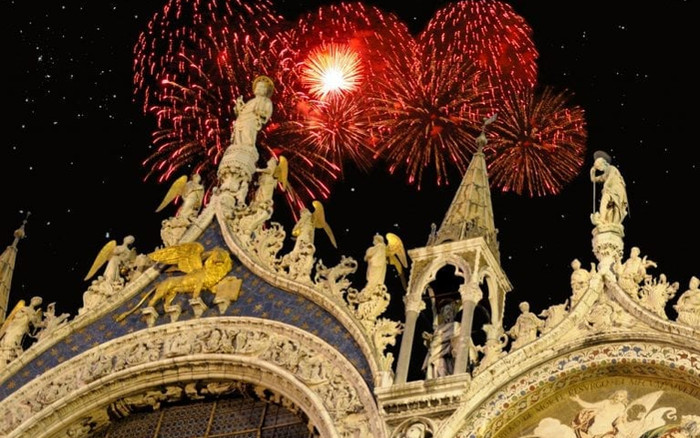 7 phong tục đón năm mới thú vị của người Ý: Từ ném chén đĩa cho đến mặc đồ lót đỏ Ảnh 2