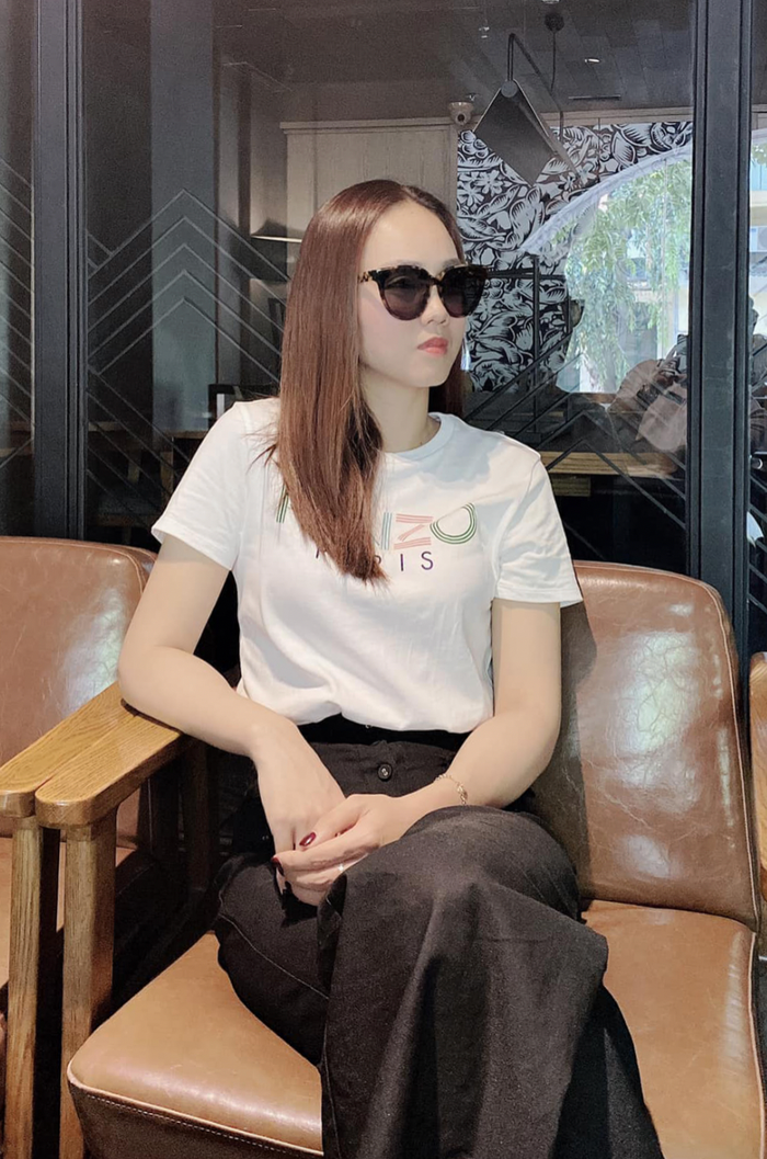 Ở thương hiệu có Vernon (Seventeen) làm đại sứ toàn cầu, vợ Công Lý cũng sắm một loạt thiết kế áo thun có mức giá giao động từ 3 - 5 triệu đồng.