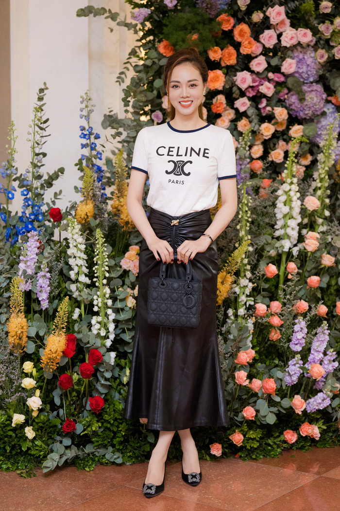 Trong một lần tham dự sự kiện, vợ Công Lý phối chiếc áo thun trắng đến từ 'nhà mốt' từng gắn liền với tên tuổi của Lisa (BLACKPINK). Thiết kế này được bán với mức giá niêm yết 14 triệu đồng. Ngọc Hà phối áo thun cùng chân váy chữ A xếp ly, mang tông màu đen. Bản phối thời trang của vợ Công Lý toát lên tinh thần thanh lịch nhưng không kém phần trẻ trung, năng lượng.