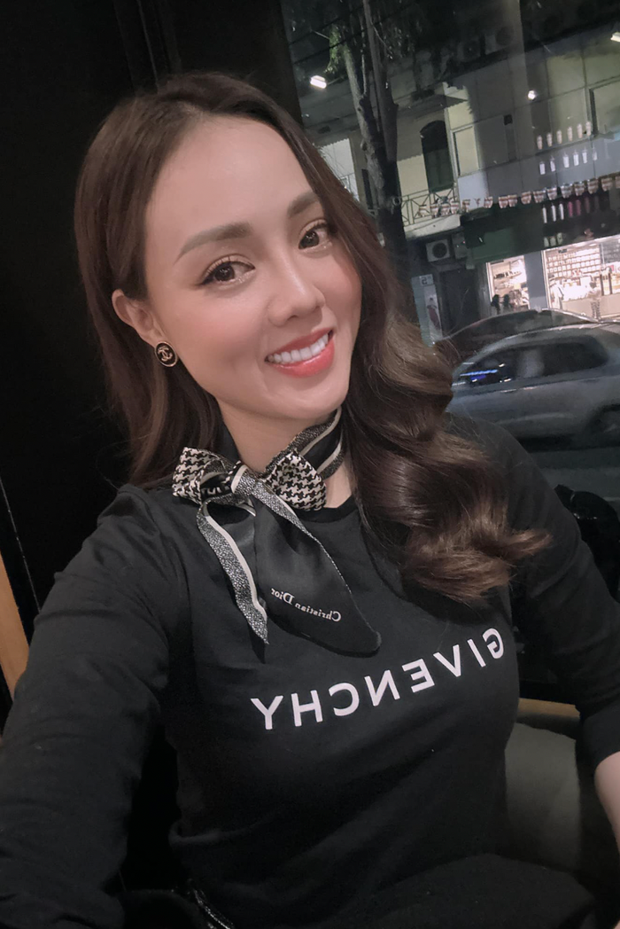 Tủ đồ của vợ Công Lý còn có sự góp mặt của mẫu áo thun đến từ 'nhà mốt' tiếng tăm tại Pháp. Nó được bán với mức giá khoảng 7 triệu đồng.