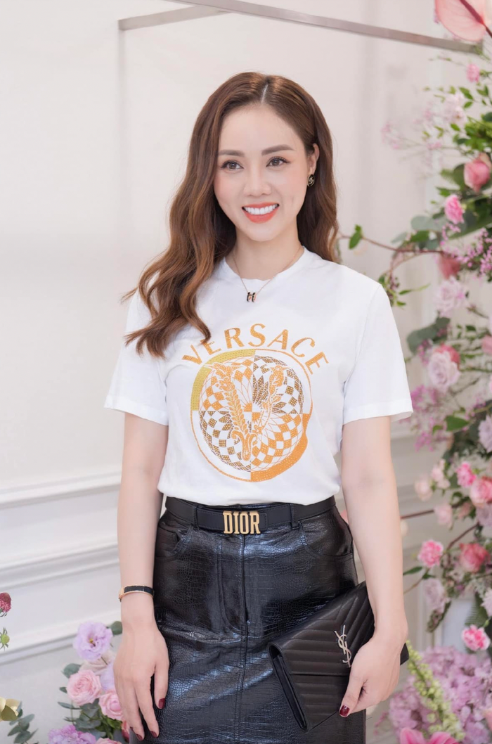 Ngoài kinh đô thời trang Pháp, vợ Công Lý còn 'chọn mặt gửi vàng' ở một thương hiệu đình đám khác tại Ý. Ngọc Hà lấp đầy tủ đồ bởi nhiều thiết kế áo thun từ 'nhà mốt' này. Chúng có mức giá cũng trên dưới 10 triệu đồng. Thông thường, loạt item này được vợ Công Lý phối cùng chân váy ngang đầu gối. Thi thoảng, Ngọc Hà còn kết hợp với quần ống suông.