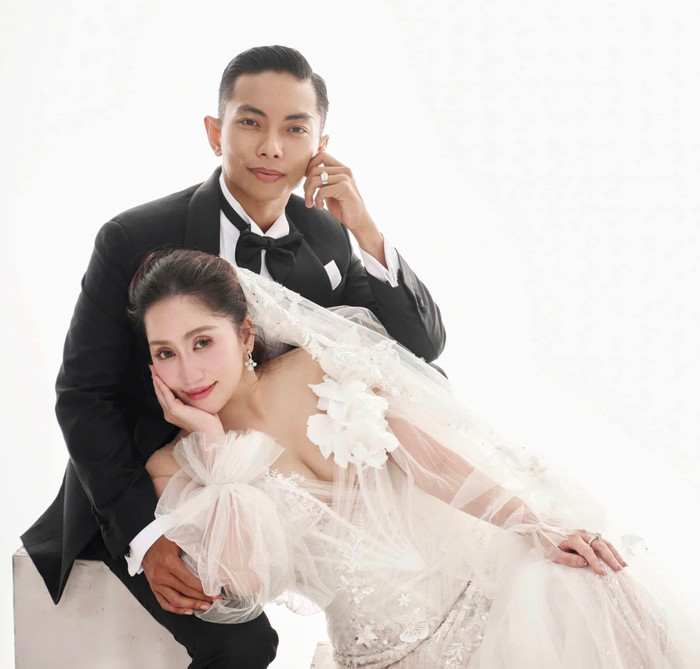 Khánh Thi e ấp bên cạnh Phan Hiển. Ảnh: FBNV