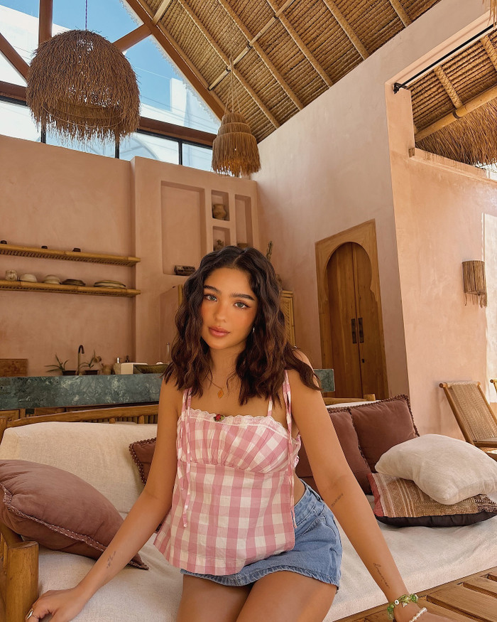 Với phong cách thời trang đa dạng và cá tính. Cô thường xuyên thử nghiệm nhiều xu hướng khác nhau, từ trang phục denim năng động đến váy hoa nữ tính. Andrea không ngại diện những bộ cánh táo bạo, thể hiện sự tự tin và gu thẩm mỹ độc đáo.