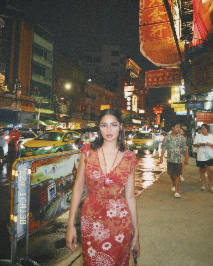 Những chiếc váy hoa mềm mại với họa tiết nhẹ nhàng thường được Andrea lựa chọn trong các buổi dạo phố hoặc sự kiện nhẹ nhàng. Phong cách này tôn lên vẻ đẹp dịu dàng nhưng không kém phần nổi bật của cô.